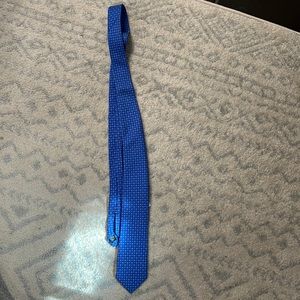 Bloomingdale’s blue tie, tag still on